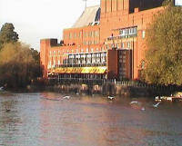 Royal Shakespeare Theatre, Stratford-on-Avon (Photo: Gerd Thiele, CC-by-sa/2.0 )